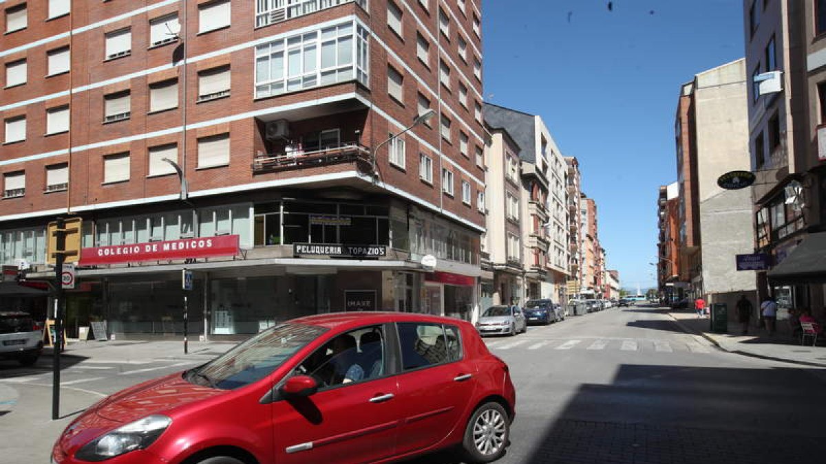 La calle Gómez Núñez, en la esquina con la avenida Valdés, este lunes. ANA F. BARREDO