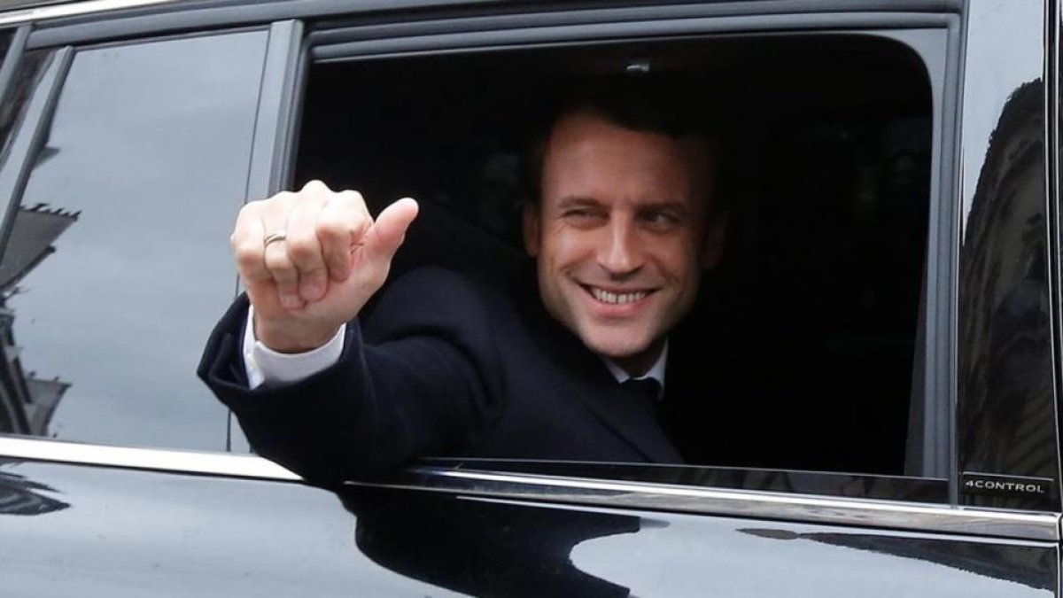 Emmanuel Macron, saluda feliz desde el coches el día de la segunda vuelta de las presidenciales.