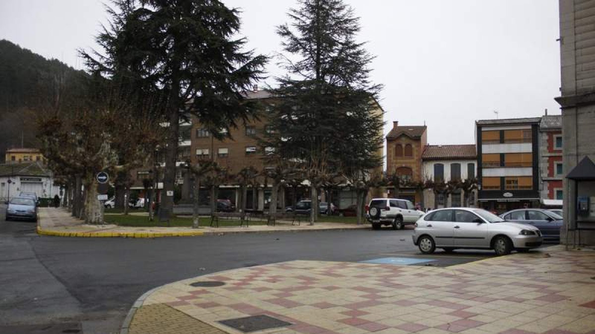 Plaza del Ayuntamiento en la villa de Cistierna. CAMPOS