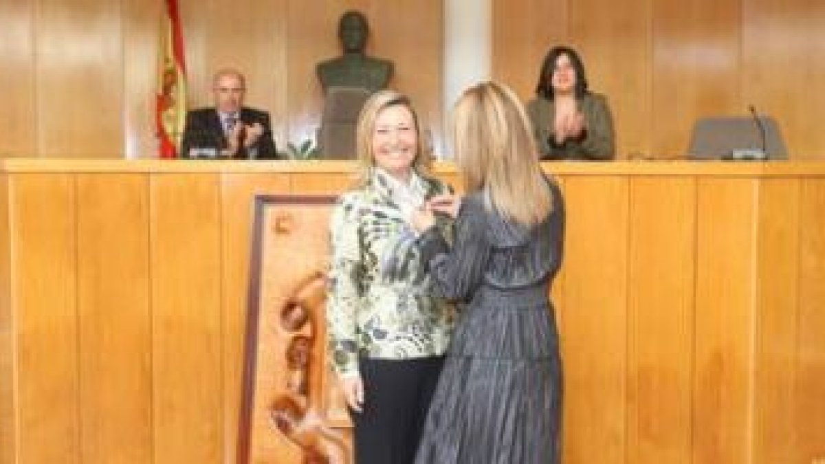 Amparo Valcarce recibió la insignia de oro de la ciudad de manos de la alcaldesa, María Eugenia Ganc