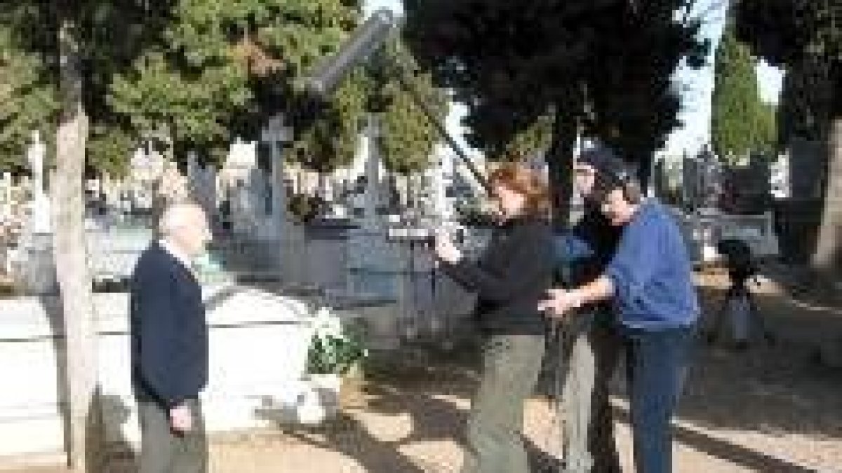 Fernando Cordero y la sobrina de Carpio rodando en el cementerio
