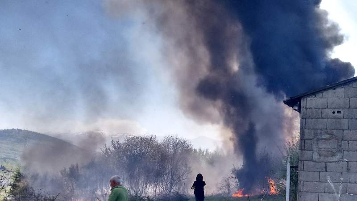 Las llamas en el monte de la pedanía ponferradina de Bárcena alcanzaron restos de un viejo desguace. DL