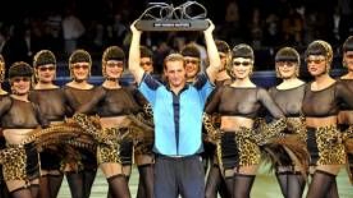 Nalbandián, rodeado de bailarinas del Lido, levanta el trofeo de campeón del Masters Series de París
