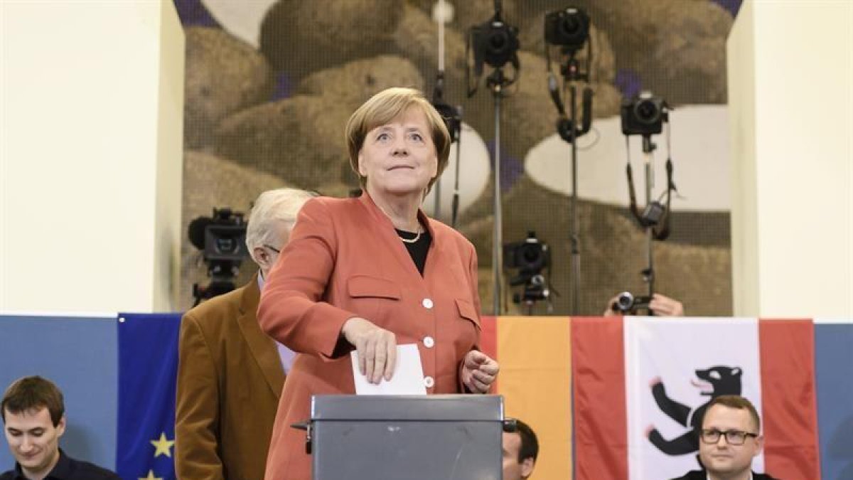 La canciller alemana Angela Merkel emitió su voto en una mesa de votación en Berlín, Alemania, durante las elecciones federales del 24 de septiembre de 2017.