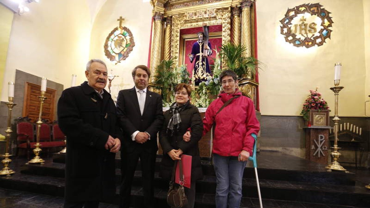 Alfonso Escapa, abad de la cofradía del Dulce Nombre, junto a las asociaciones beneficiarias. RAMIRO