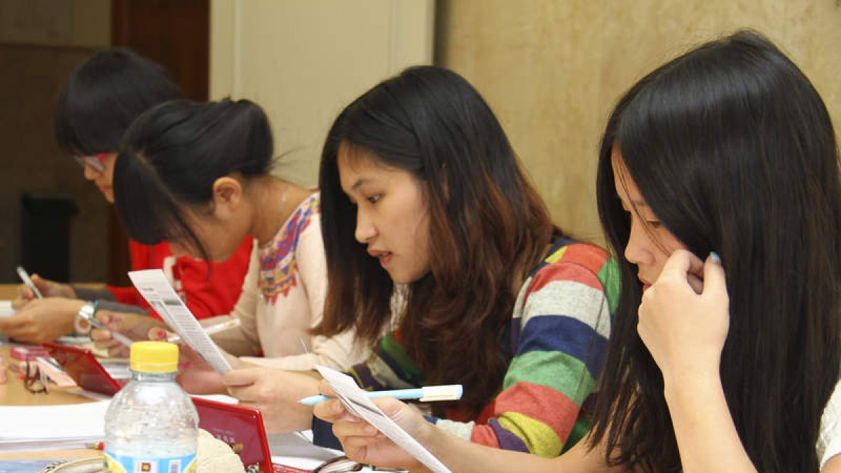 El Centro de Idiomas de León acoge a varios alumnos chinos que asisten a clase de español.