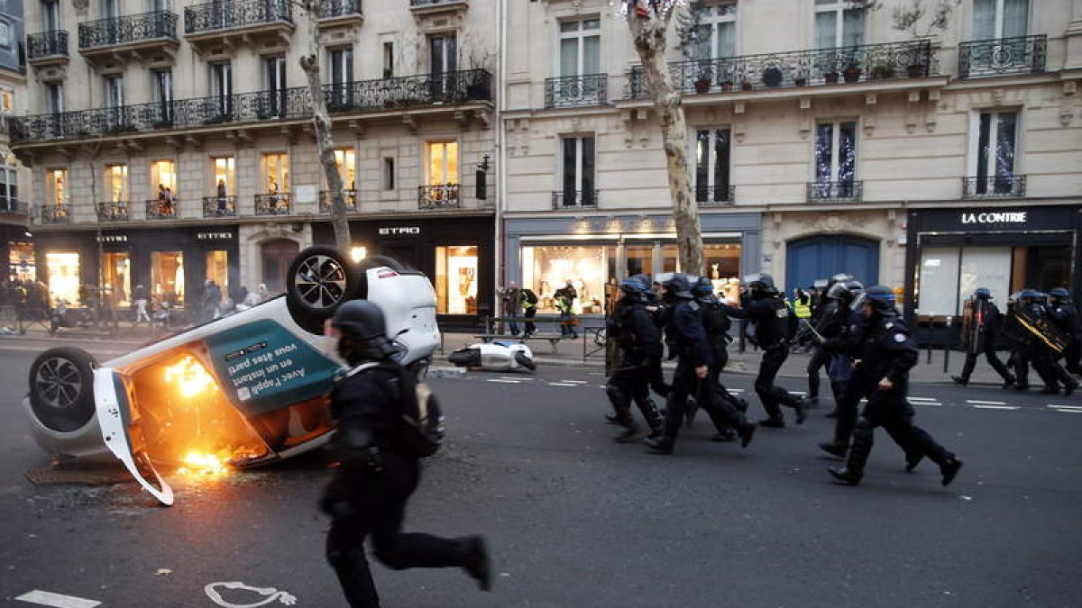 Los policías antidisturbios durante los enfrentamientos de ayer en las calles de París. IAN LANGSDON