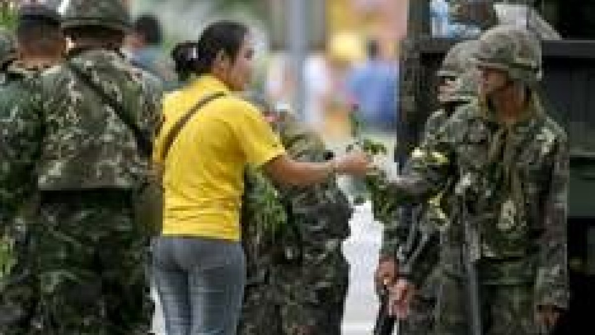 Algunos tailandeses se hacían fotos con los militares mientras otros les ofrecían flores