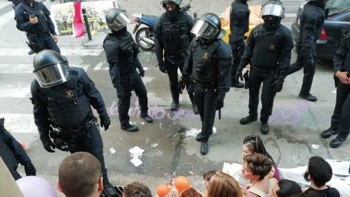 La policía frente a los concentrados en el desalojo de Sants.