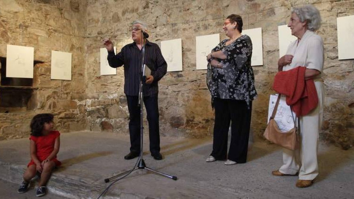 El poeta Ramón Núñez inauguró junto a González y Castorina ‘De luz y agua’.