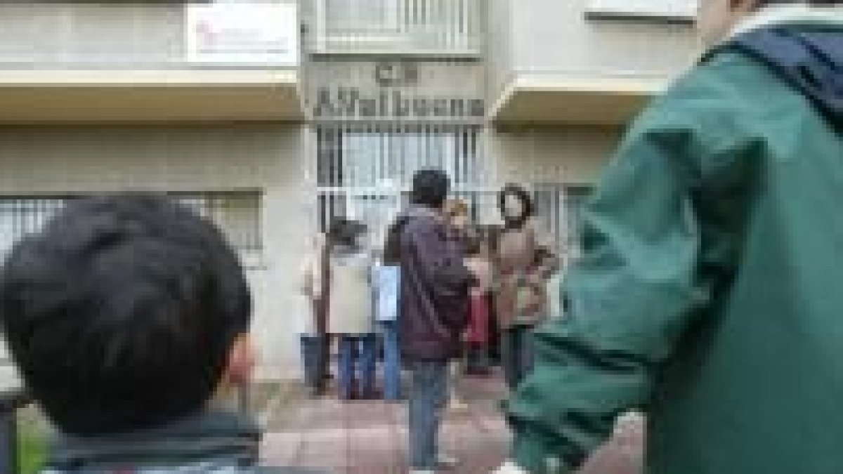 Dos niños esperan en las puertas del Valbuena, mientras sus padres se concentran contra la reforma