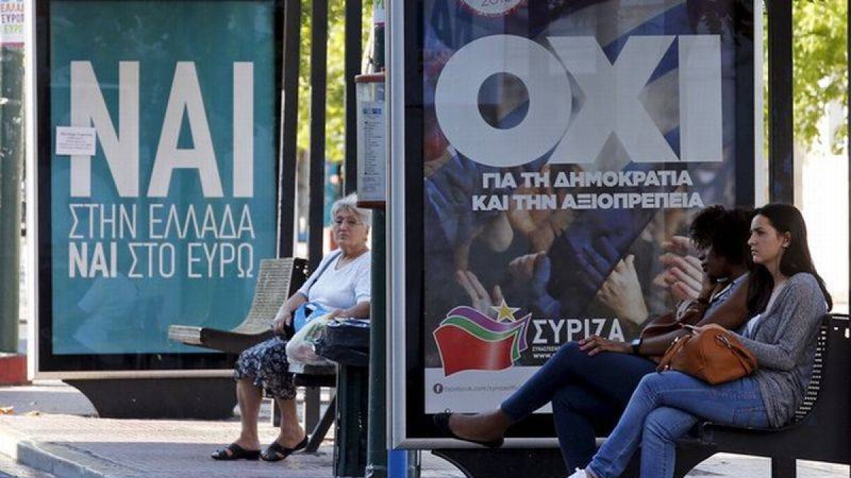 Imagen de una parada de autobús en Atenas en la que hay pancartas pidiendo el 'sí' y el 'no' en el referéndum de Grecia.