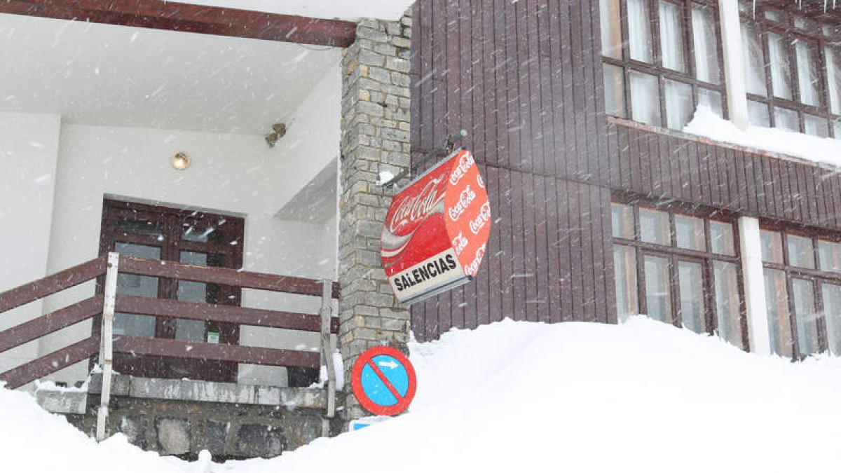 La nieve, a punto de cubrir una señal de tráfico en San Isidro, esta semana pasada.