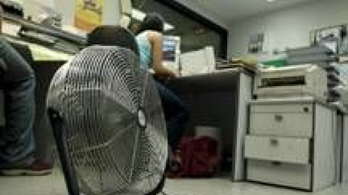 Las oficinas poco ventiladas y con ordenadores pueden ser la causa de muchas enfermedades