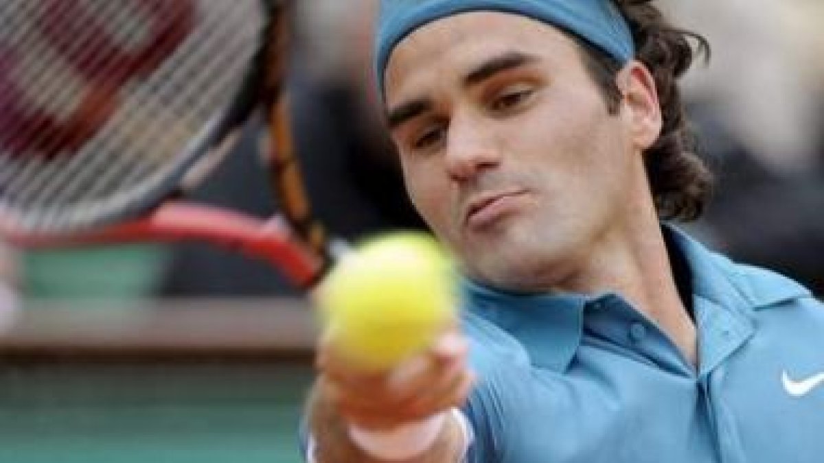 Federer devuelve una bola en su victoria de ayer ante su compatriota Wawrinka.