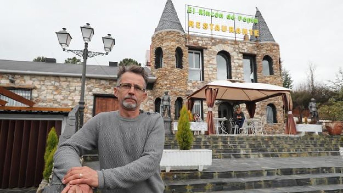 George Ibrasu, encargado de ‘El Rincón de Pepín’, ayer a las puertas del restaurante de Ponferrada. L. DE LA MATA