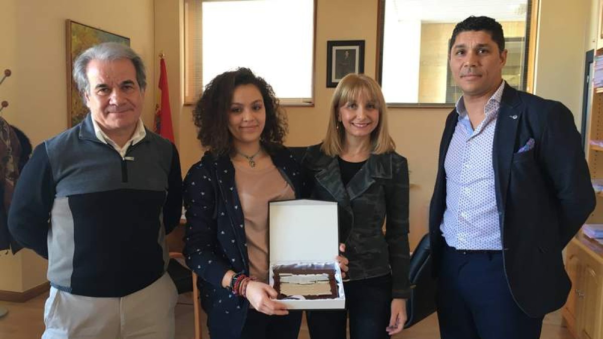 Myriam Sonia, junto a su padre Mateo, recibió una placa de la alcaldesa María Eugenia y el concejal Abel. DL
