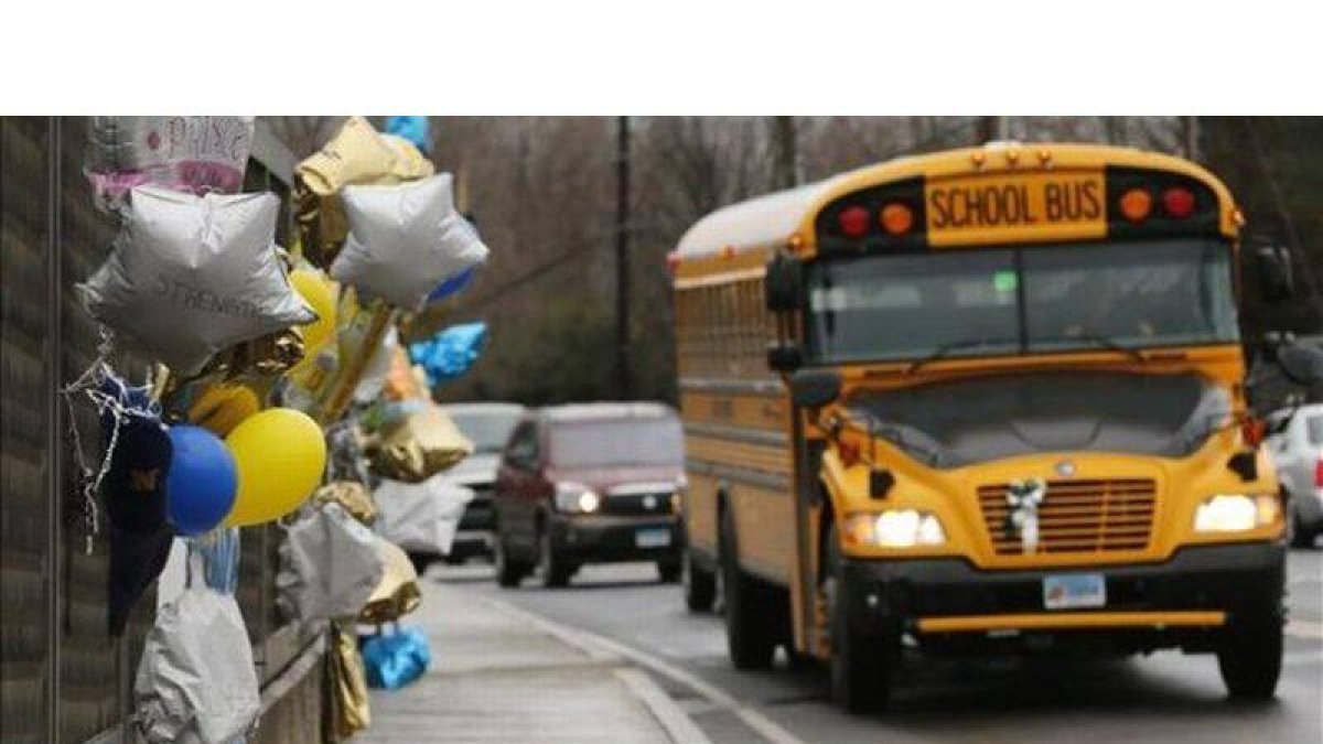 Un típico autobús escolar, ayer, en Newtown.