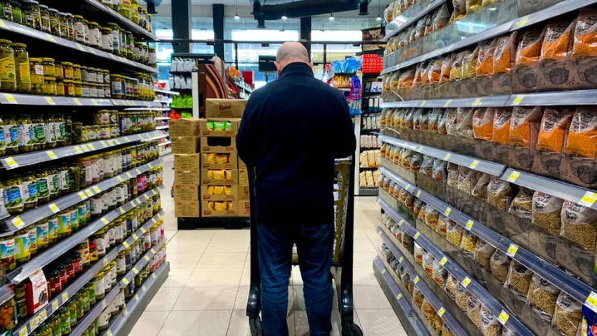 Un comprador en un supermercado. NOEMÍ JABOIS