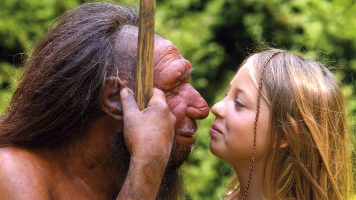 Rcreación de un neandertal y un humano moderno que se expone en el museo de Mettmann