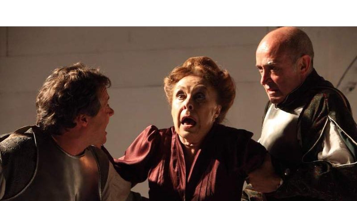 Santiago Nogués, Gemma Cuervo y Juan Calot en una escena de ‘La Celestina’, que esta noche se representa en el Auditorio.