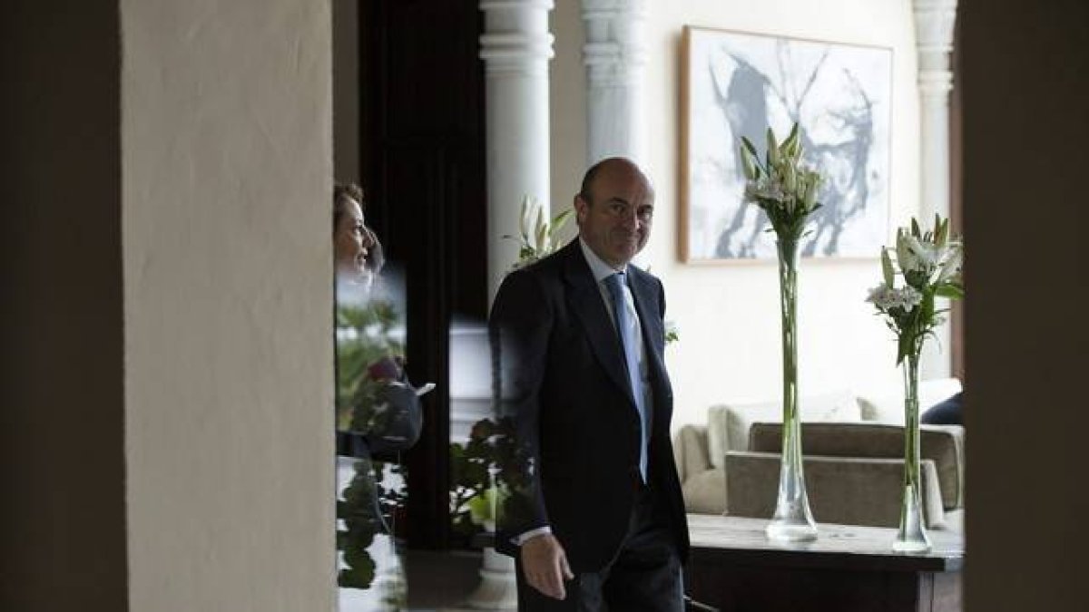 El ministro de Economía y Competitividad, Luis de Guindos, este lunes, en Granada.