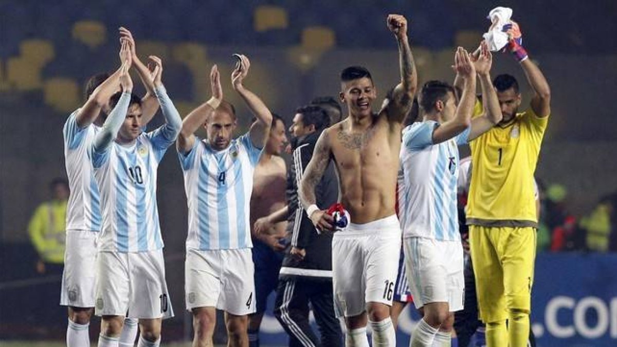 La selección argentina celebra su pase a la final de Copa América después de derrotar a Paraguay.