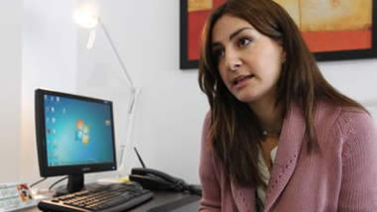 Julia Álvarez, en su despacho de Ayuda T Ayuda