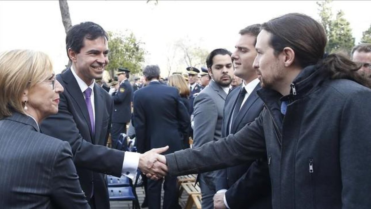 Andrés Herzog saluda a Pablo Iglesias en presencia de Rosa Díez y Albert Rivera.