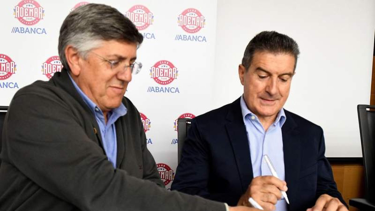 Tano Franco junto a Manolo Cadenas el día de la presentación del leonés como técnico del Ademar. J. C.