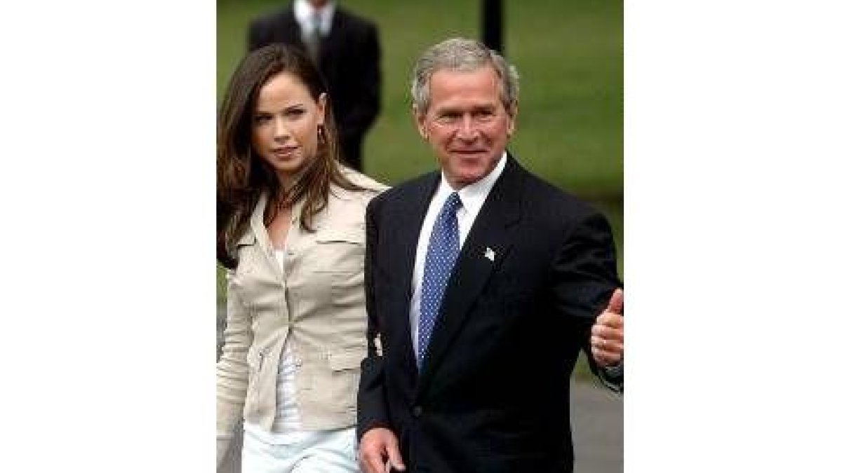 Bush, con su hija Bárbara, compite con Kerry y Edwards, este último fotografiado con su hijo