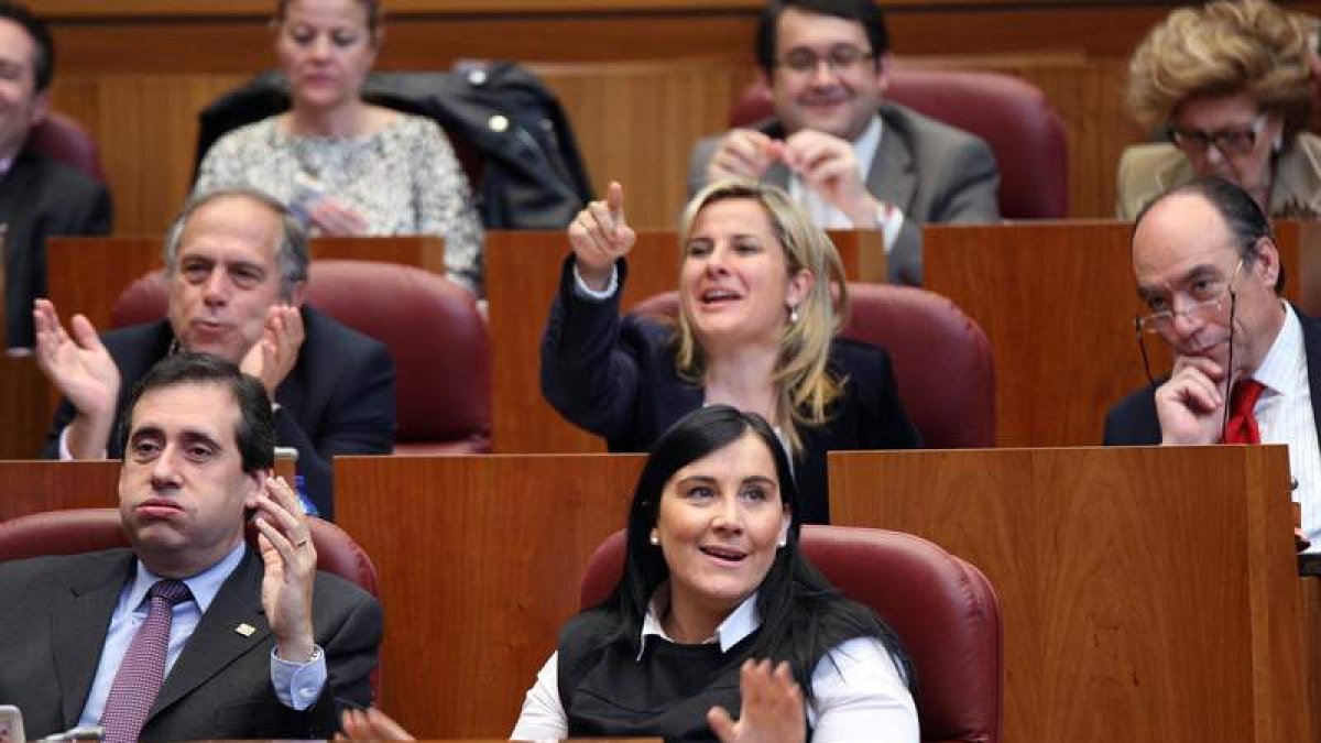 Procuradores socialistas ríen durante la intervención del procurador del PP Alfonso García Vicente.