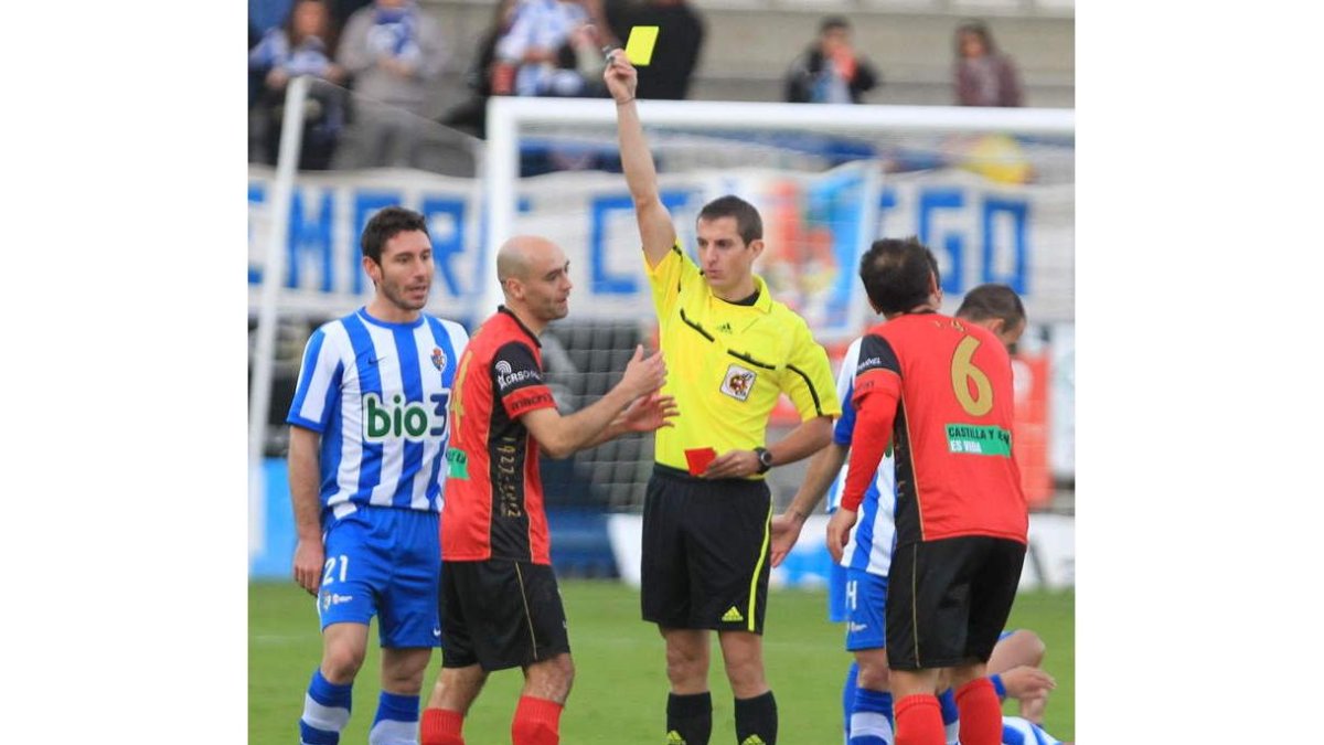 Pablo Infante ve una amarilla durante un partido en El Toralín con el Mirandés.