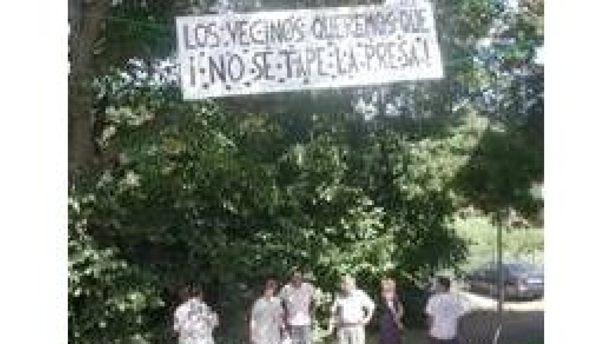 La pancarta expresa el sentir de los ciudadanos de la zona respecto a la problemática existente