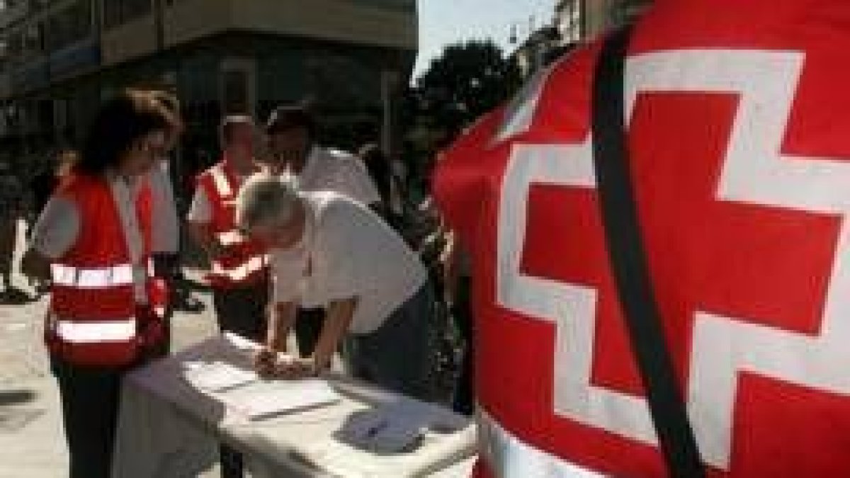 Los voluntarios recogieron firmas con una mesa instalada en la céntrica plaza de Julio Lazúrtegui