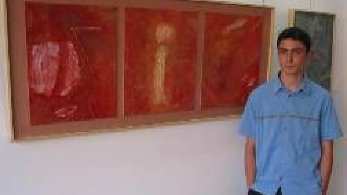 José María García posa junto a una de sus obras expuestas