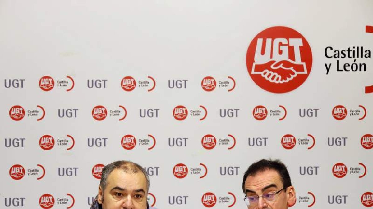 Tomás Pérez, a la izquierda analiza las posibilidades para implantar de forma inmediata las 35 horas para empleados públicos. M. CHACÓN