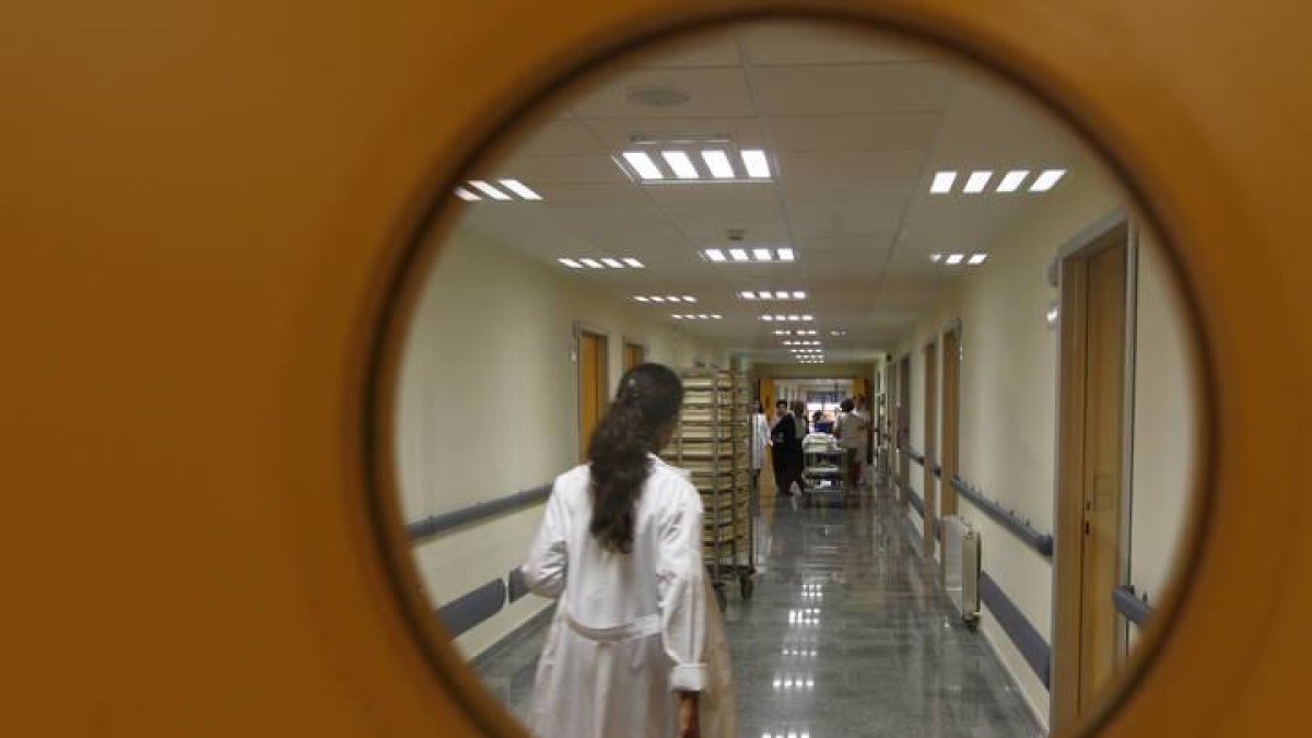 IU denuncia la escasez preocupante de personal de enfermería en el Hospital de León