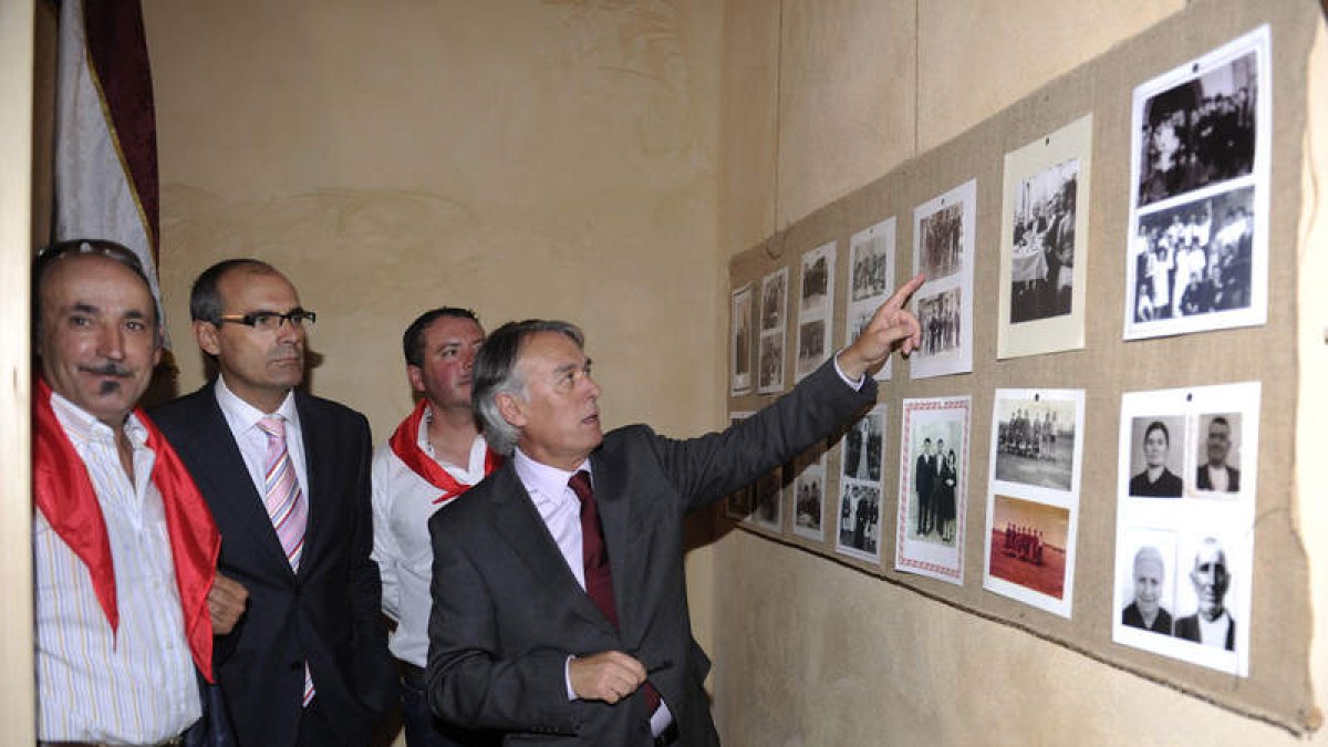 Álvarez observa las fotos expuestas en el museo.
