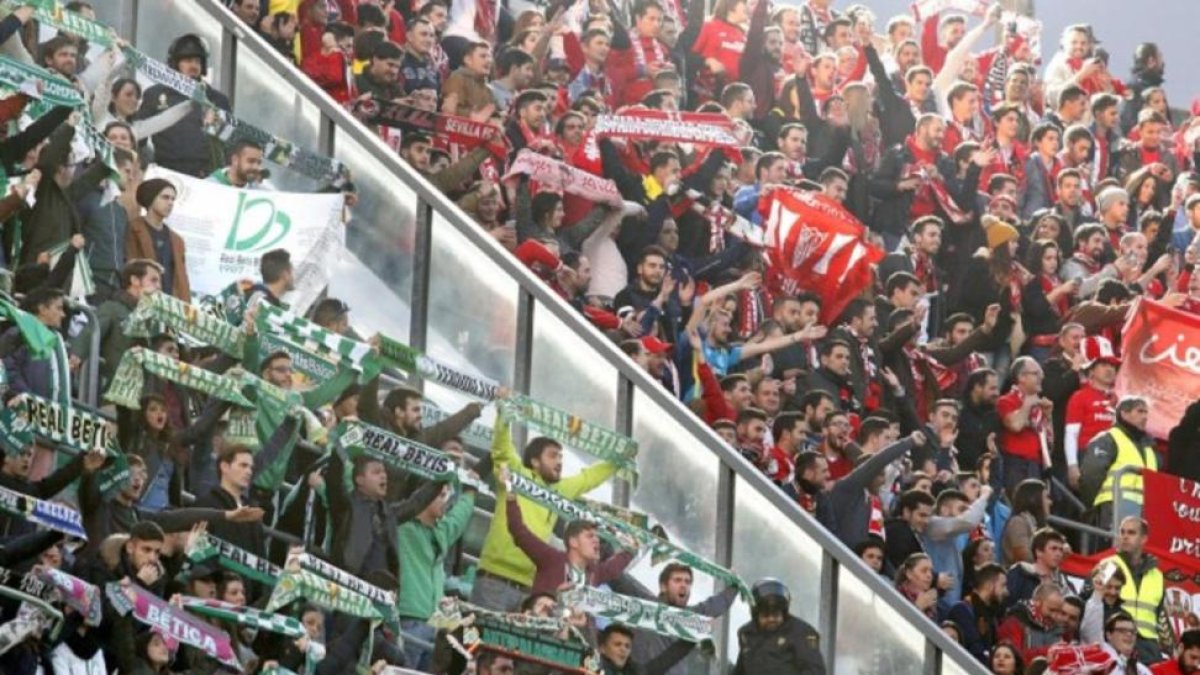 Aficionados del Sevilla y del Betis en un reciente encuentro