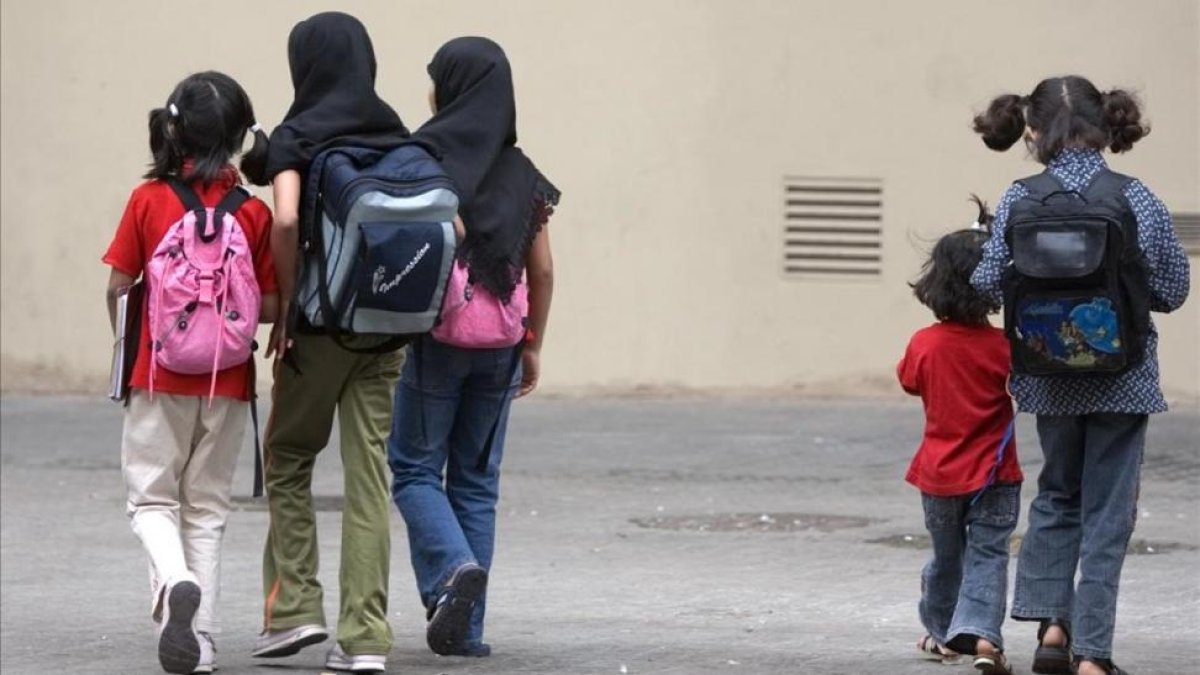 Un grupo de niñas musulmanas, tras salir de una escuela de Barcelona.