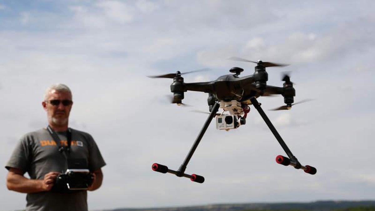El dron posee una autonomía de vuelo de 20 minutos y un techo operativo de dos kilómetros.