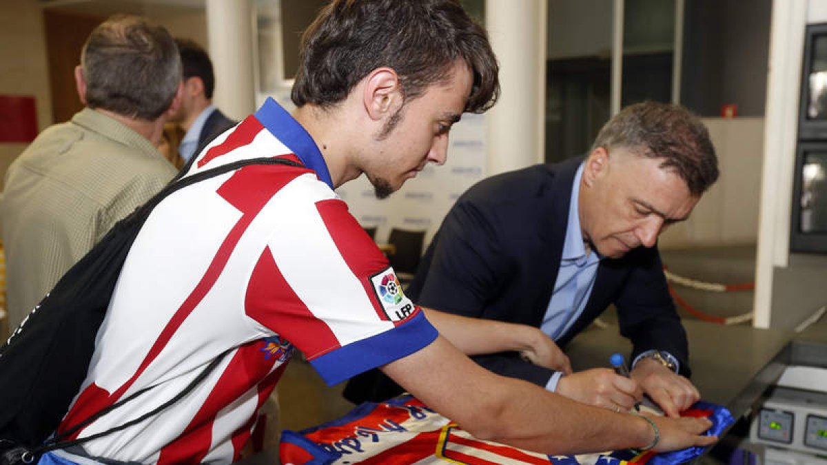 Pantic firma un autógrafo a un seguidor del Atlético. MARCIANO PÉREZ