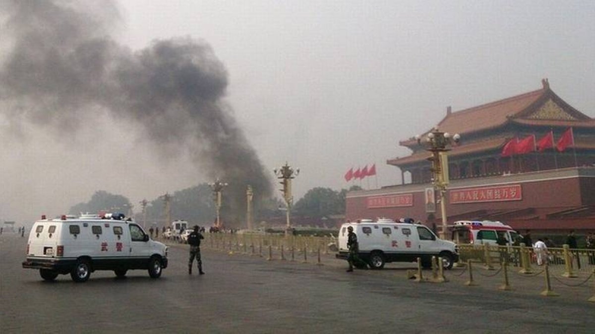 Una columna de humo se eleva hacia el cielo tras el atentado de Tiananmen, el 28 de octubre del 2013.