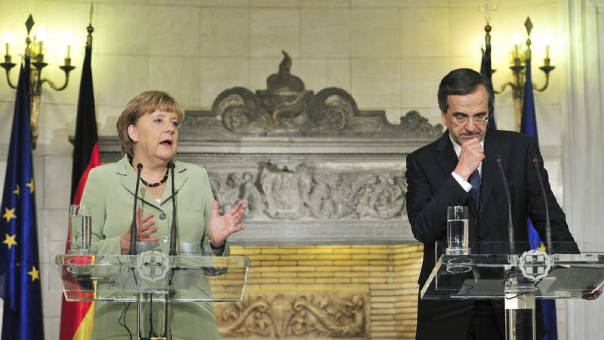 Angela Merkel y Andonis Samarás en un momento de su comparecencia ante los medios.