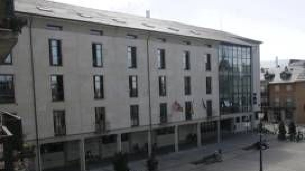 Fachada del instituto Gil y Carrasco, en la plaza del Ayuntamiento