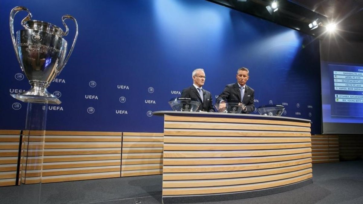 Los responsables de competiciones de la UEFA, en el sorteo de la previa de la Champions en Nyon