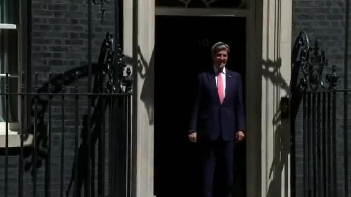 Kerry, que no se había dado cuenta de que la puerta estaba entornada, se golpea con la hoja.