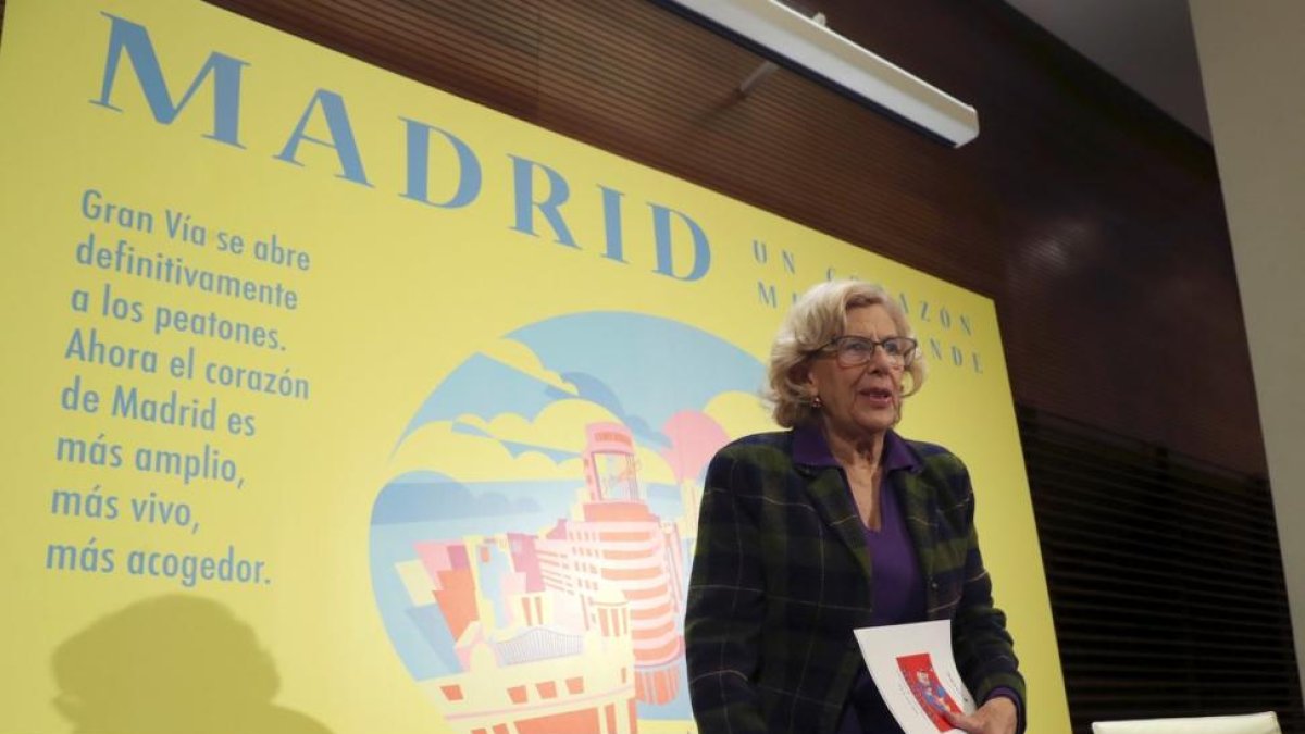 La alcaldesa de Madrid Manuela Carmena presenta el dispositivo especial de movilidad en la Gran Vía para las fiestas de Navidad.