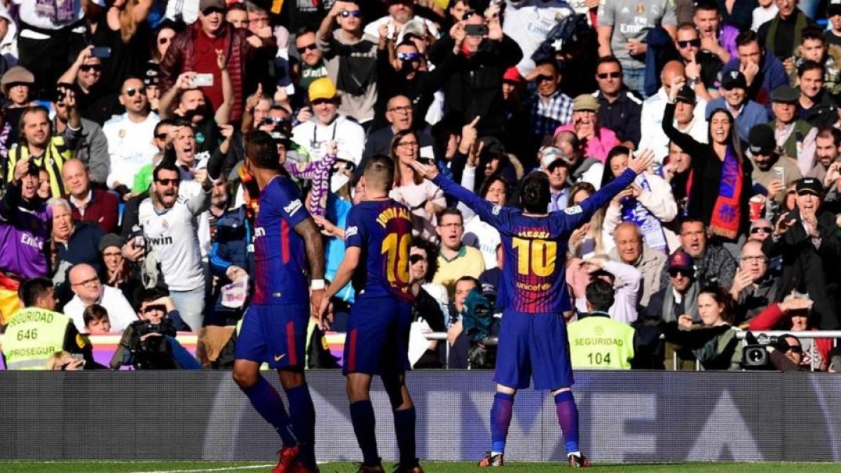 Messi y los jugadores del Barça celebran el segundo gol anotado en el Bernabéu el pasado 23 de diciembre.